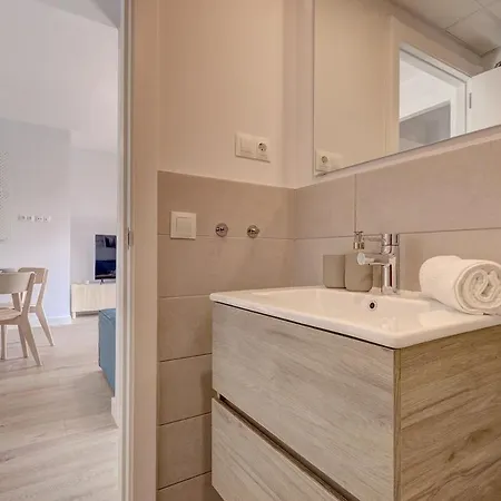 Apartment Charming 2 Bedroom Flat In