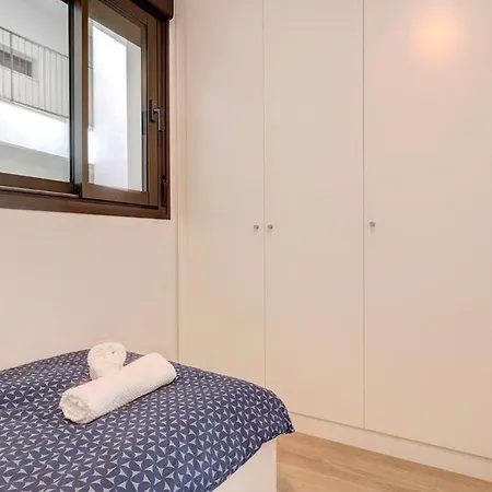 Charming 2 Bedroom Flat In Apartment