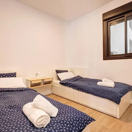 Charming 2 Bedroom Flat In *