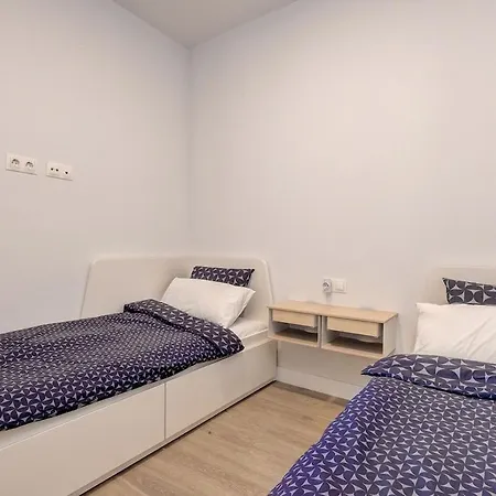 Charming 2 Bedroom Flat In Apartment