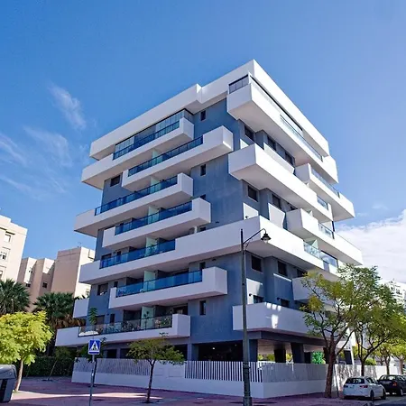 Charming 2 Bedroom Flat In Apartment *