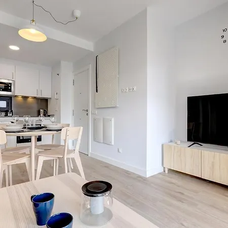 Charming 2 Bedroom Flat In Apartment