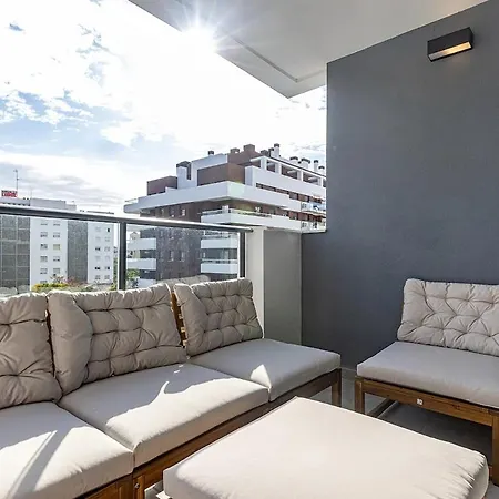 Charming 2 Bedroom Flat In Apartment *