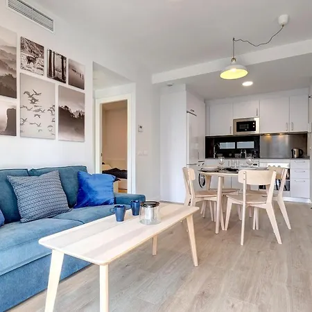 Charming 2 Bedroom Flat In Apartment